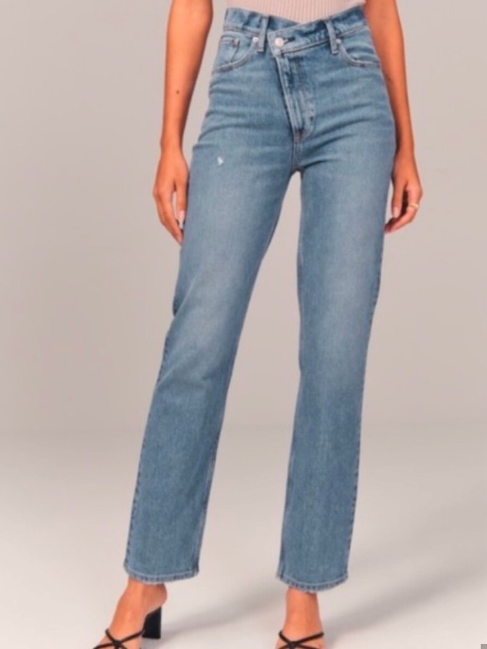 Abercrombie & Fitch The 90’s Straight Ultra High Rise (crossed waist ) Jeans!